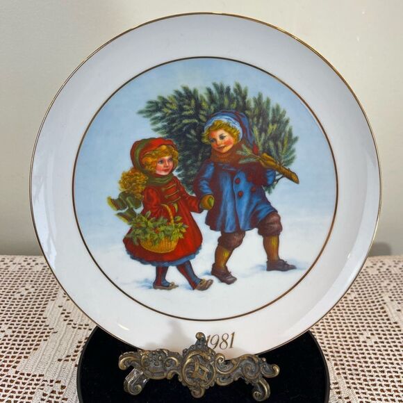 Vintage porcelain plate with 22k GOLD rims Christmas plate || AVON plates - Picture 1 of 13
